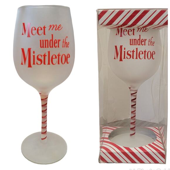 Christmas Wine‎ Glass Meet Me Under the Mistletoe 16 fl oz Frosted Red Gift - Picture 1 of 10